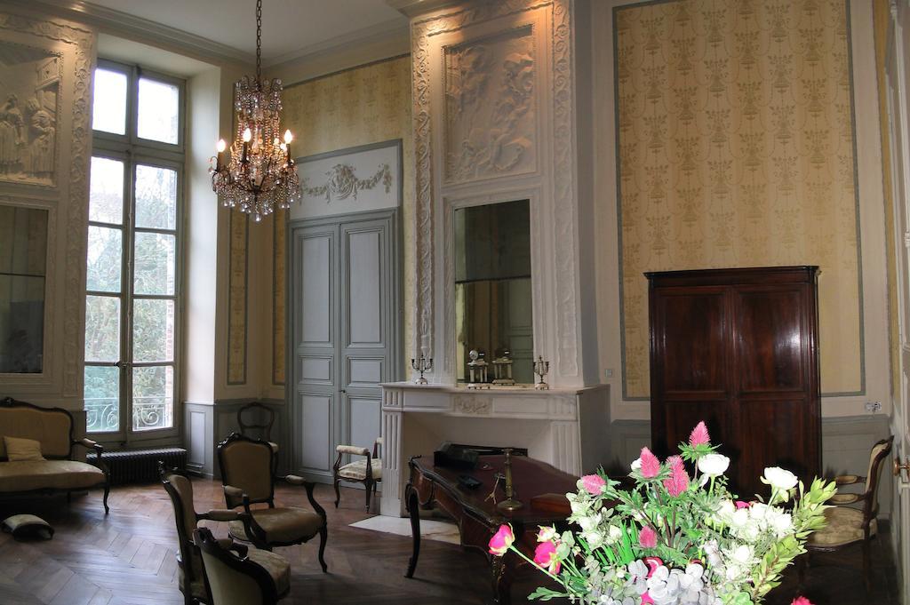 Chateau De Clermont-Saves L'Isle Jourdain Bagian luar foto